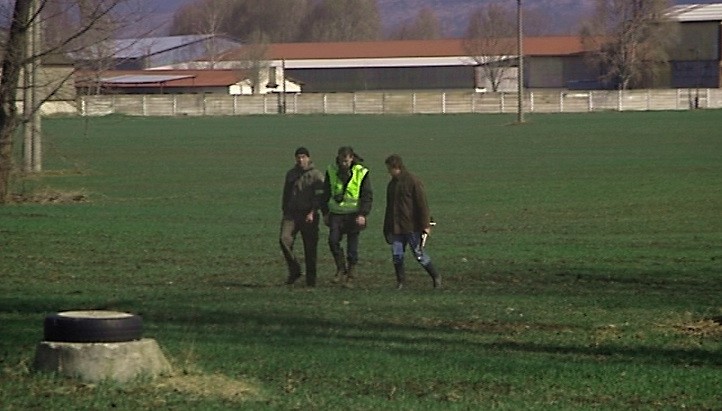 Policajti prehľadávajú pole po zastrelení mladíka, ktorý vylúpil benzínku